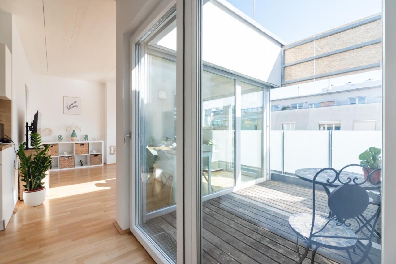 Helles, Neues Dg Apartment Mit Blick Zum Donauturm Βιέννη Εξωτερικό φωτογραφία