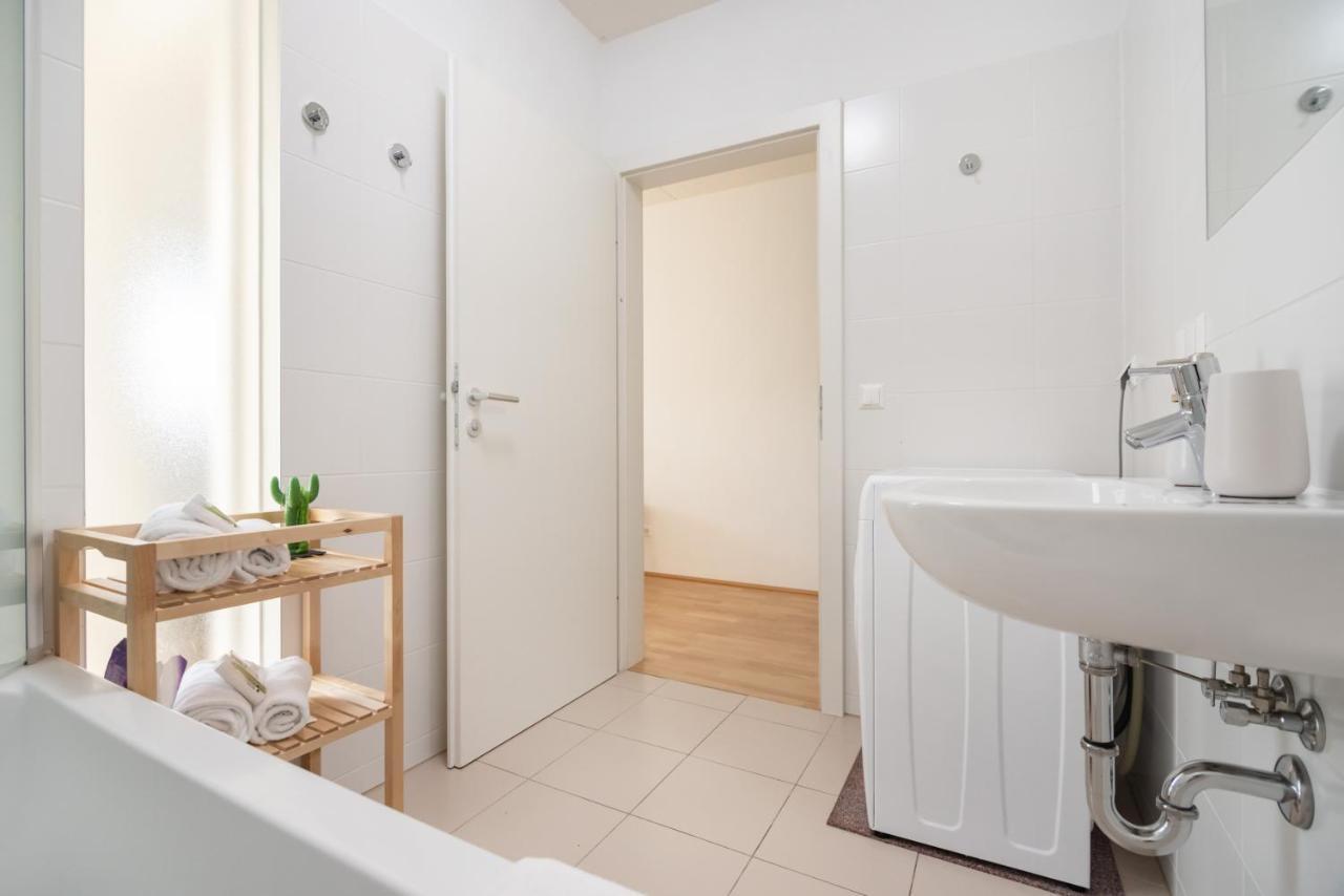 Helles, Neues Dg Apartment Mit Blick Zum Donauturm Βιέννη Εξωτερικό φωτογραφία
